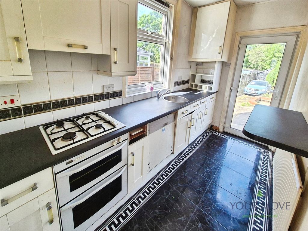 Property photo 3 of 10 Kitchen