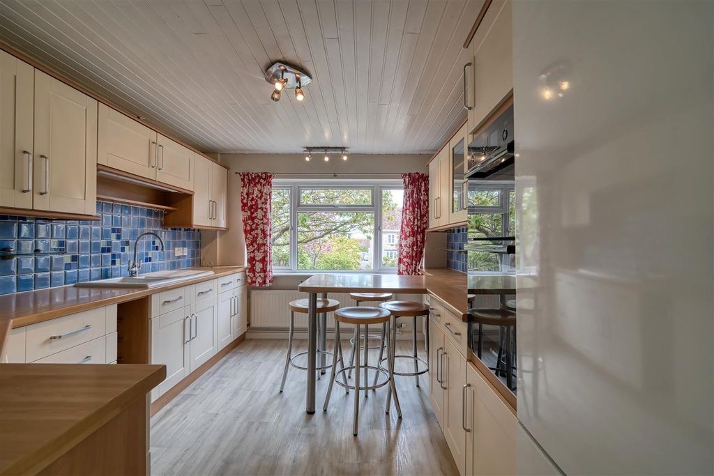 Property photo 3 of 10 Kitchen