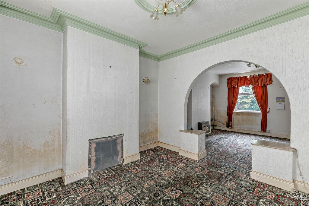 Property photo 3 of 10 8657709-Interior07-800.Jpg