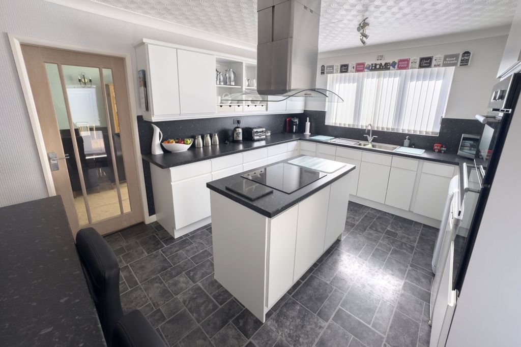 Property photo 3 of 48 No - 65 High Street_Walcott_1_002