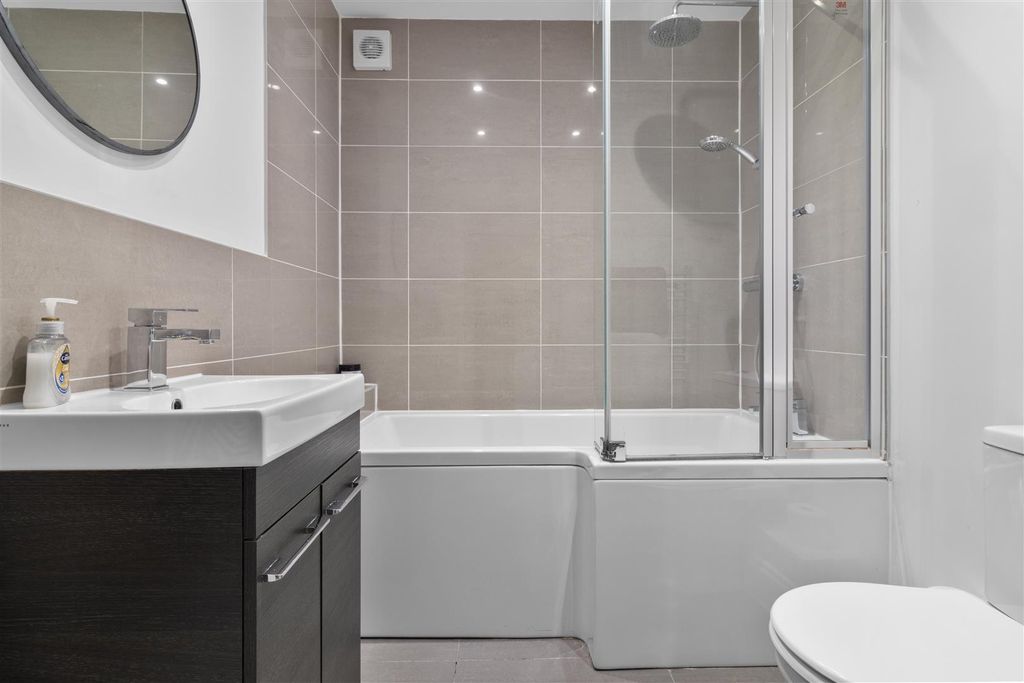 Property photo 3 of 23 Family Bathroom