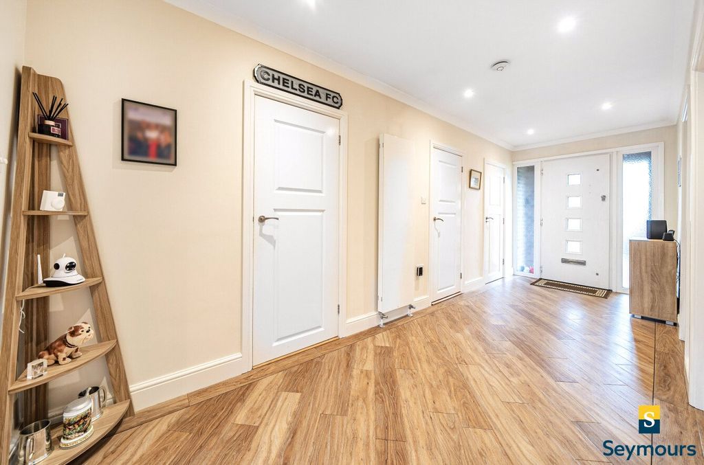 Property photo 2 of 19 Entrance Hallway