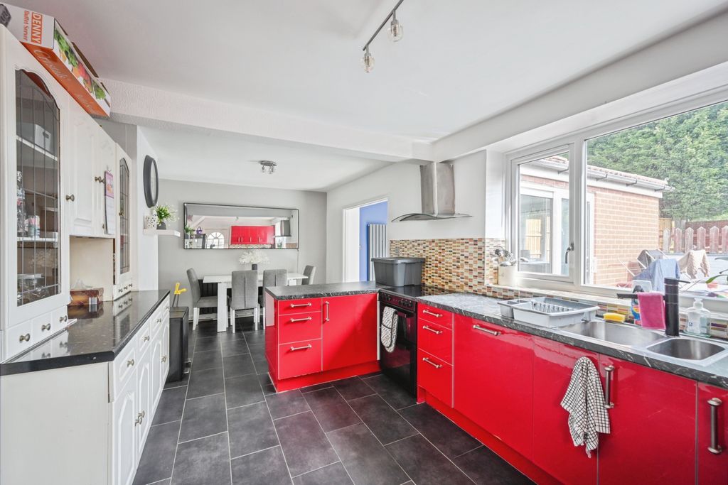 Property photo 3 of 19 90Finchleyavenue-14