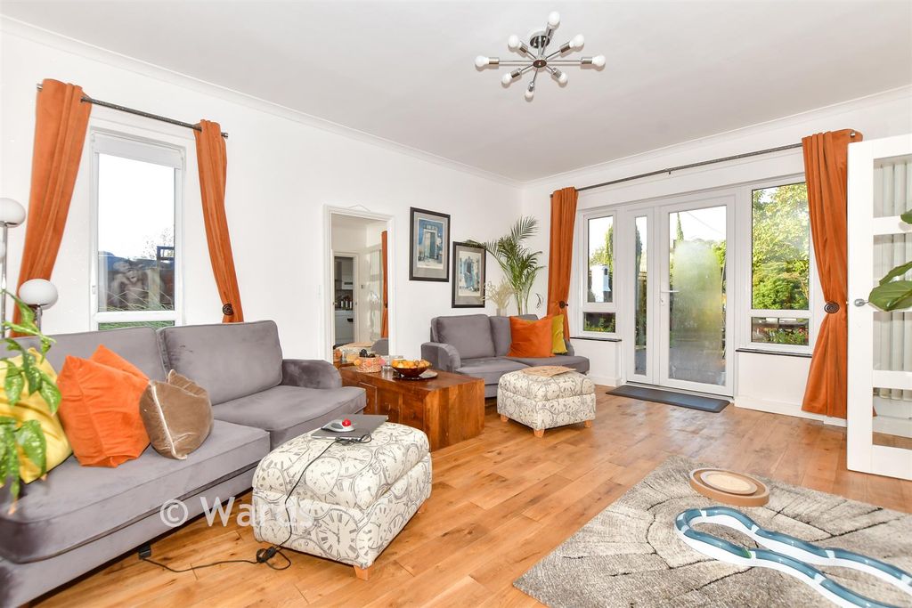 Property photo 1 of 13 Lounge