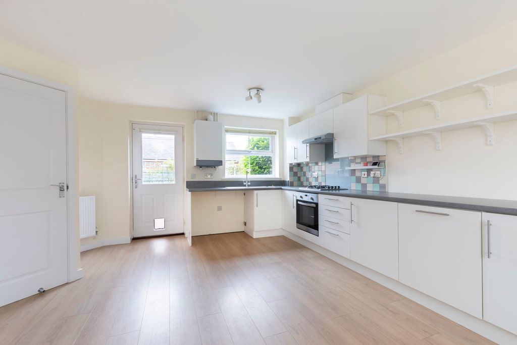 Property photo 2 of 15 18 Brize Ave-07