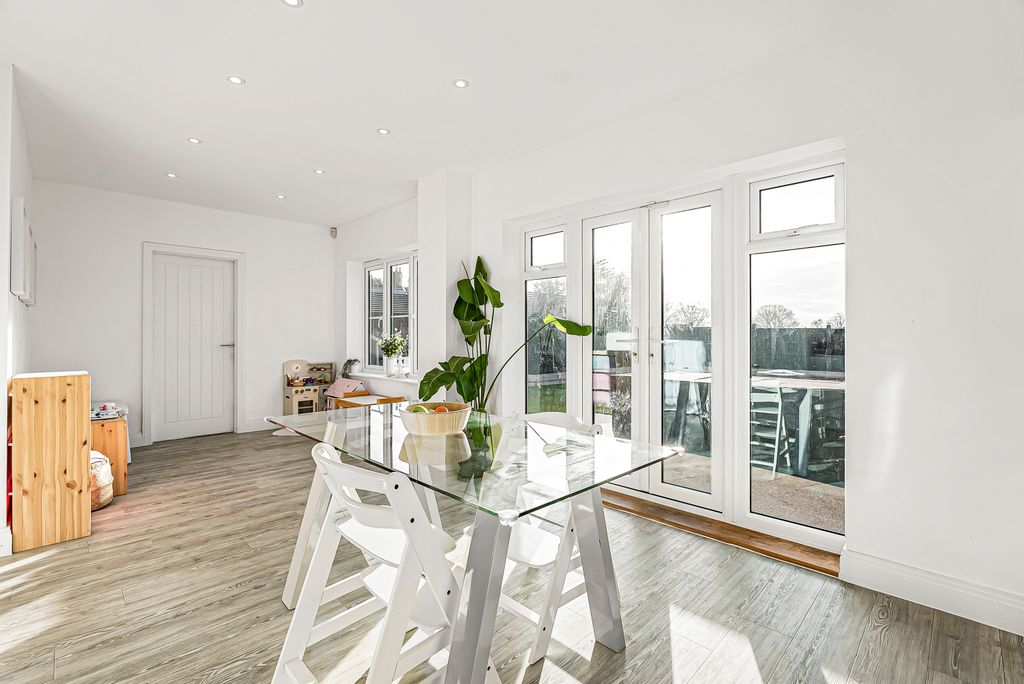 Property photo 3 of 27 Kitchen/Diner