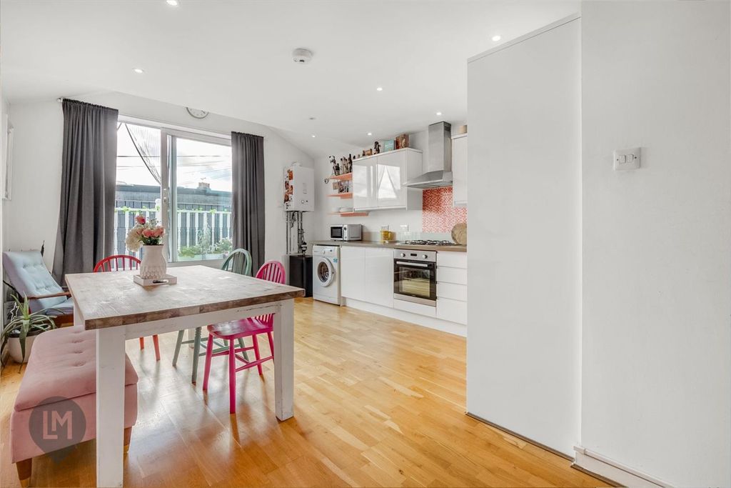 Property photo 1 of 7 Kitchen Dining