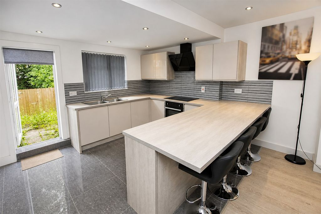 Property photo 1 of 13 Approach
