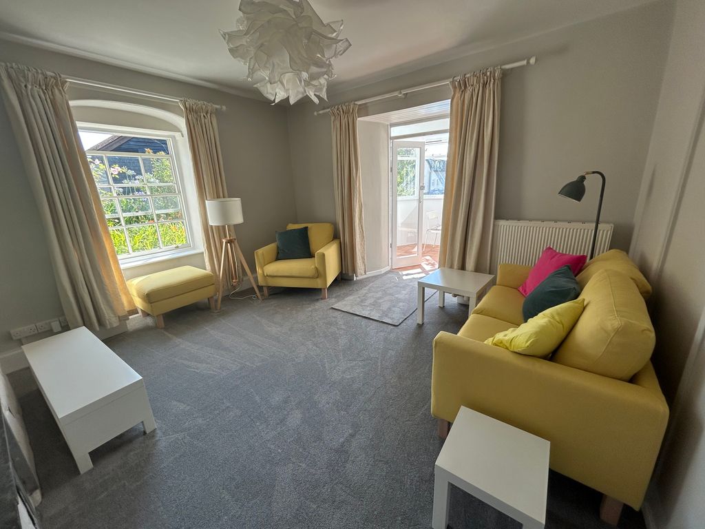 Property photo 3 of 19 Image00011