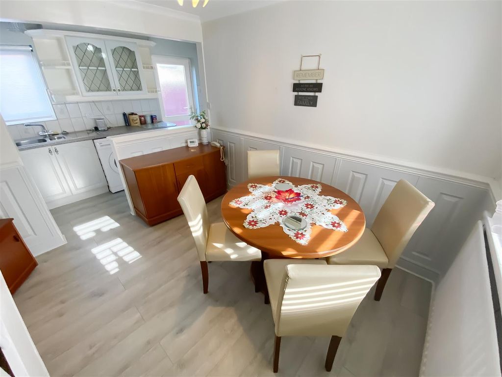 Property photo 3 of 10 Dining Area