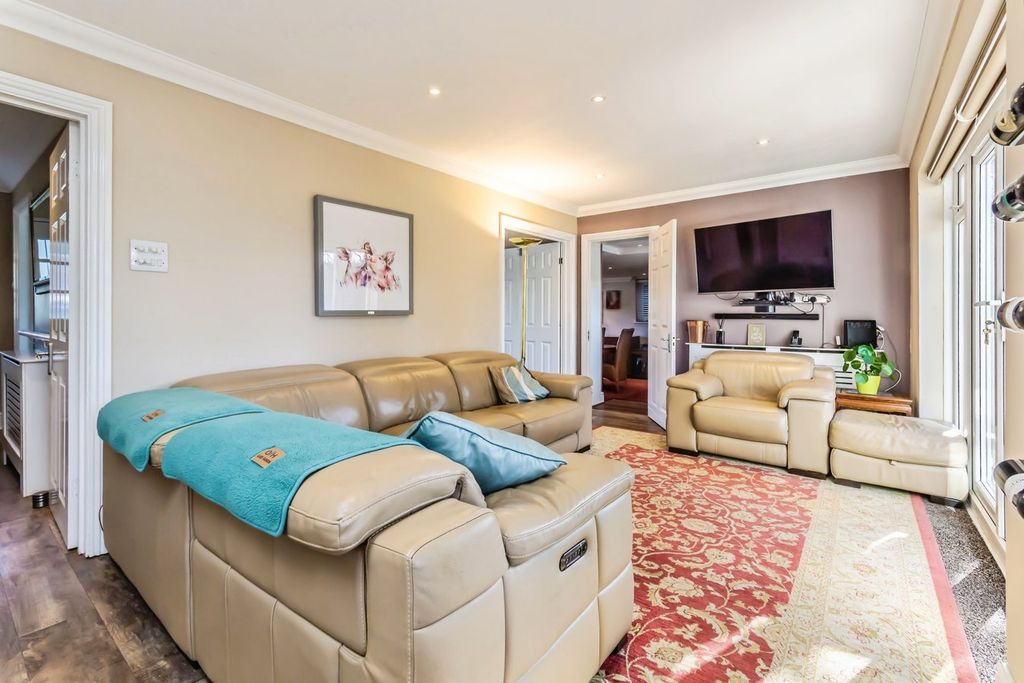 Property photo 2 of 28