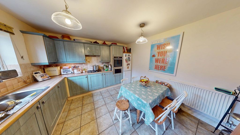 Property photo 2 of 21 Kitchen