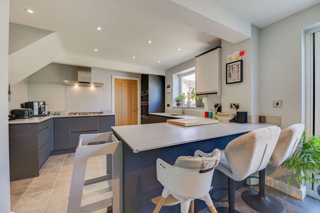 Property photo 3 of 28