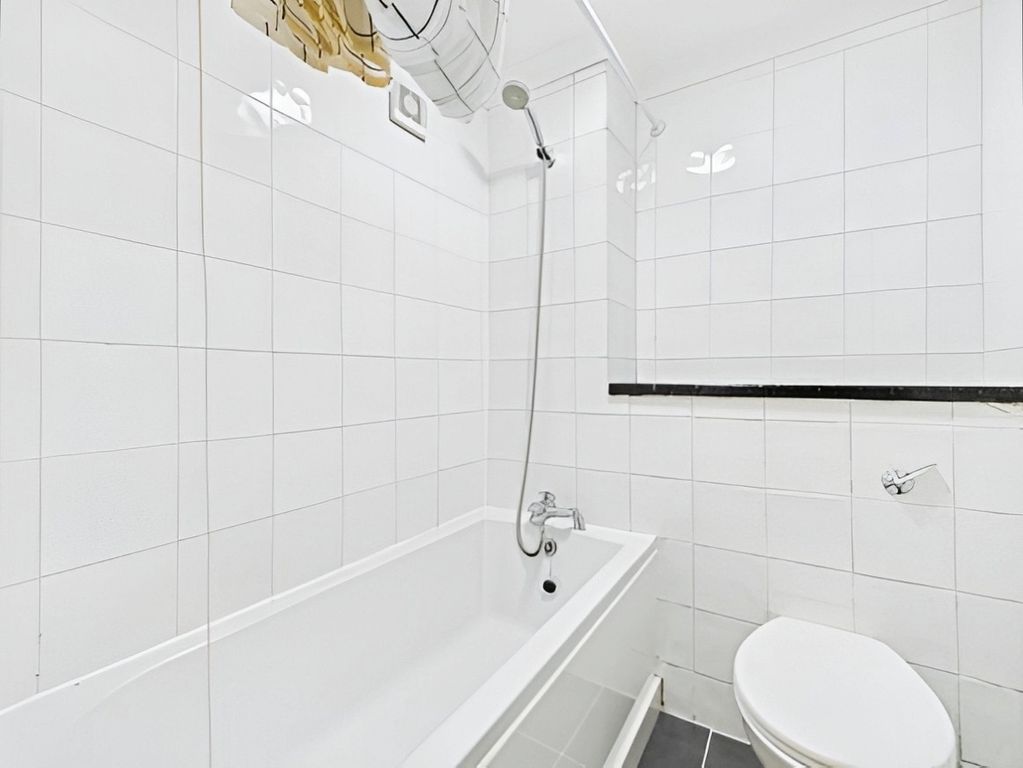 Property photo 3 of 7 Bathrom