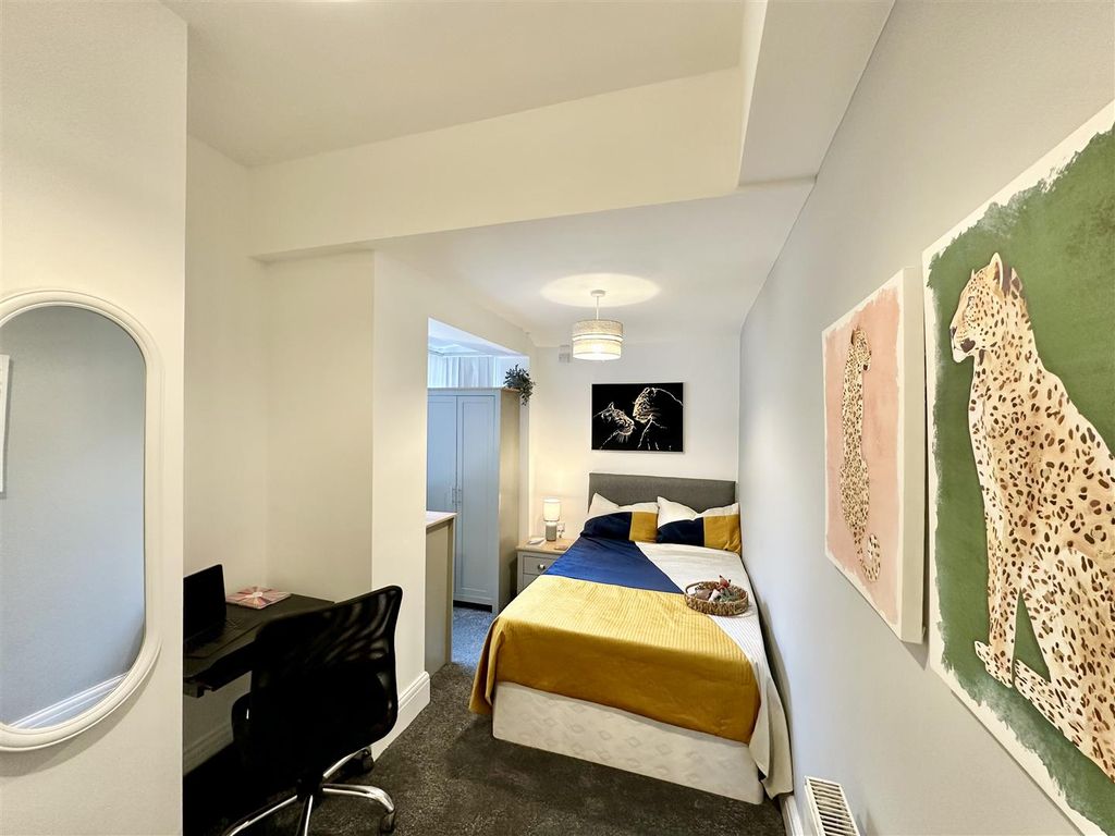 Property photo 1 of 9 Room 2