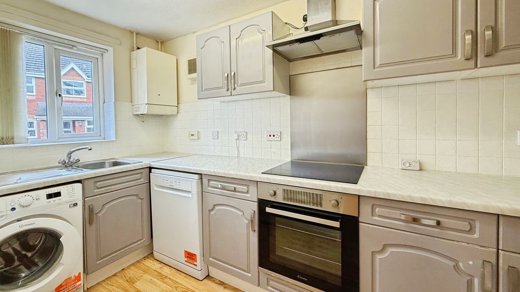 Property photo 3 of 16 Kitchen