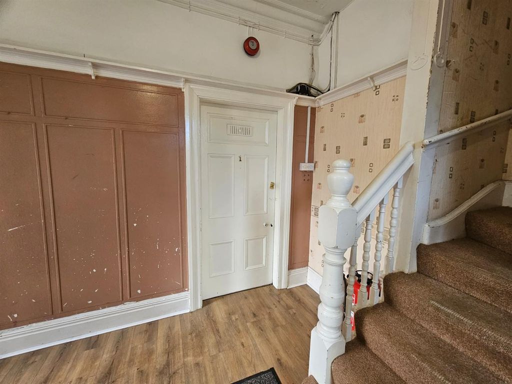 Property photo 2 of 9 Door