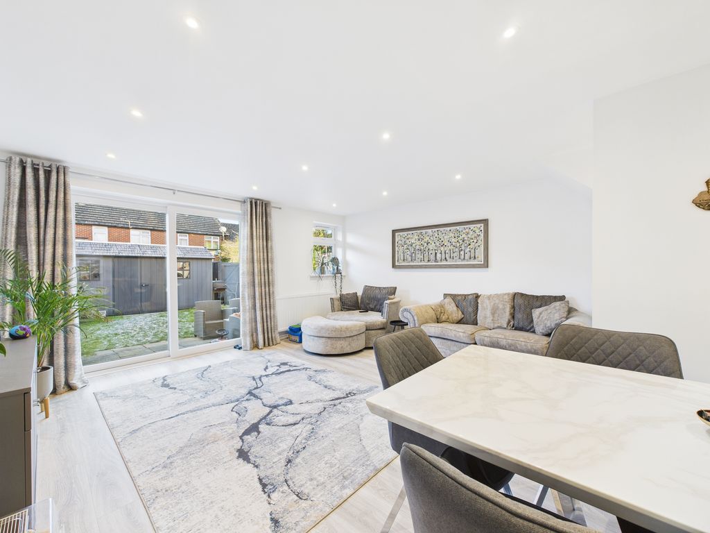 Property photo 2 of 16 Cam04018G0-Pr0411-Still011