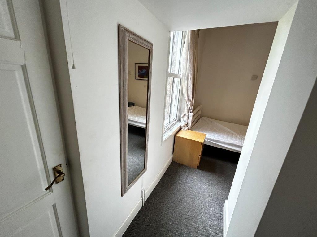 Property photo 2 of 16 Hallway.Jpg