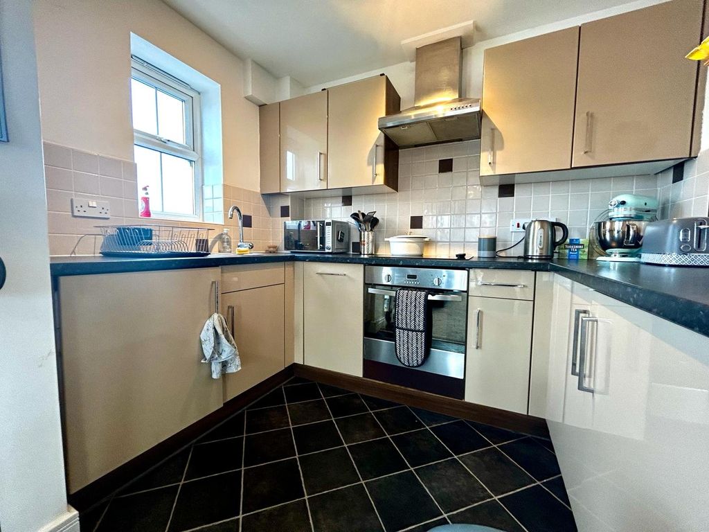 Property photo 3 of 6 Kitchen