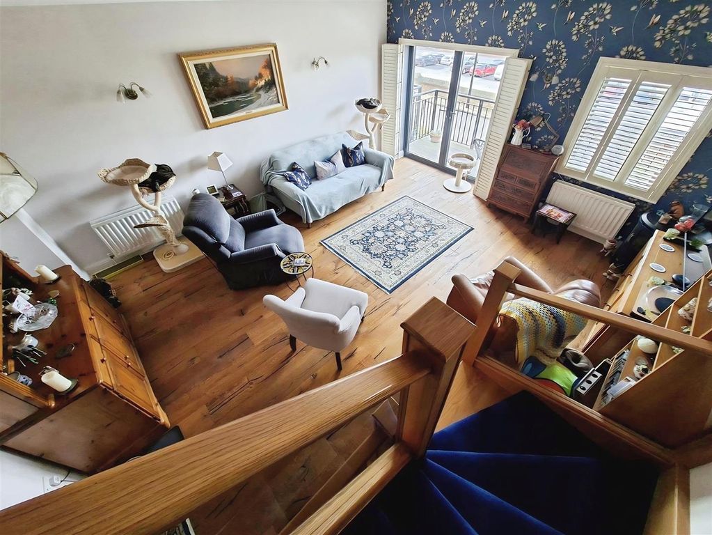 Property photo 3 of 30 Lounge