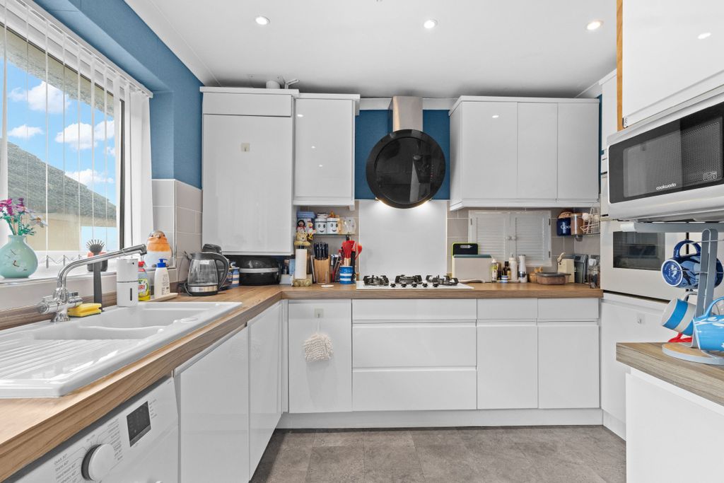 Property photo 2 of 40