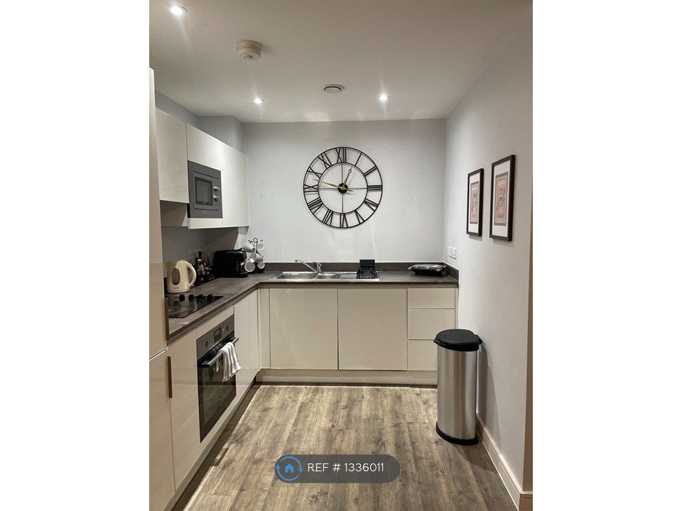 Property photo 2 of 14 Spacious Fitted Integrated Kitchen
