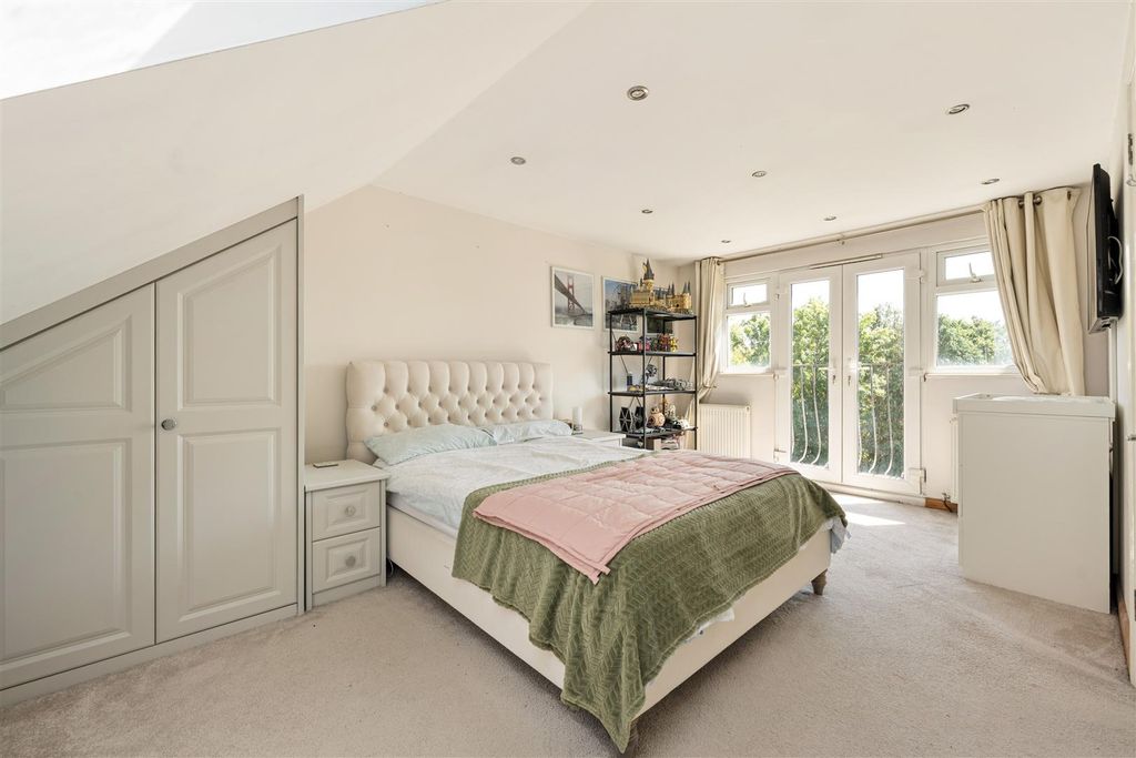 Property photo 3 of 24 Larkswood Road, E4