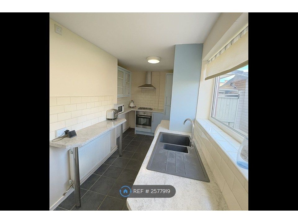 Property photo 3 of 11 Kitchen