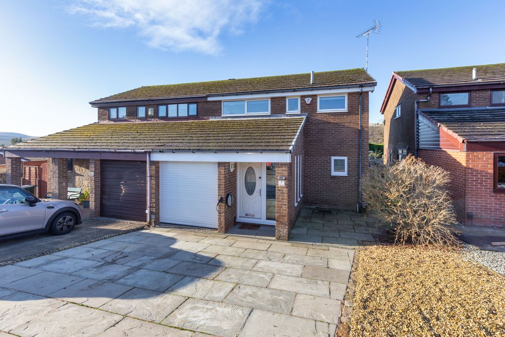 Property photo 1 of 21 8 Chatburn Close-21