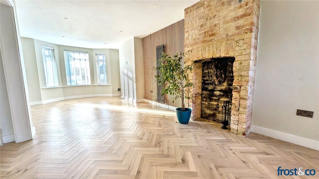 Property photo 2 of 13 Picture No. 17