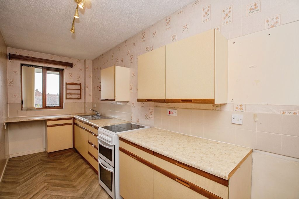 Property photo 3 of 13 Kitchen