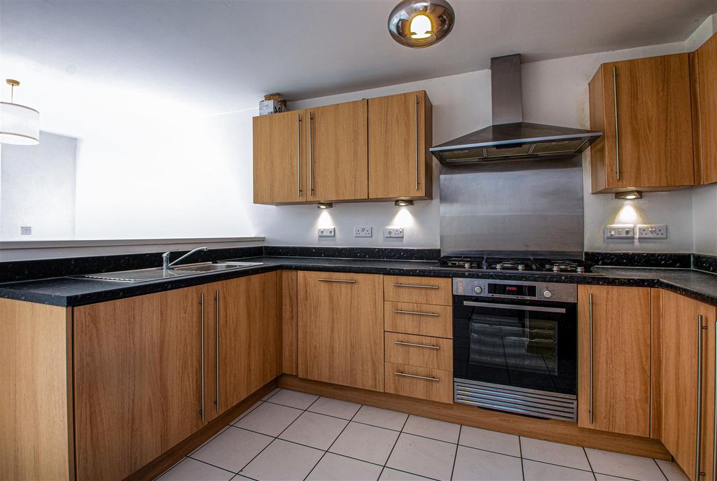 Property photo 2 of 18 16Fonda_5.Jpg