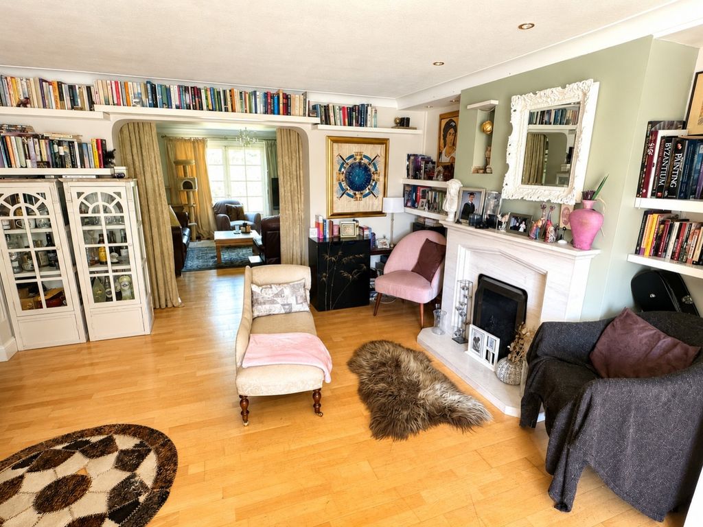 Property photo 3 of 11 Lounge
