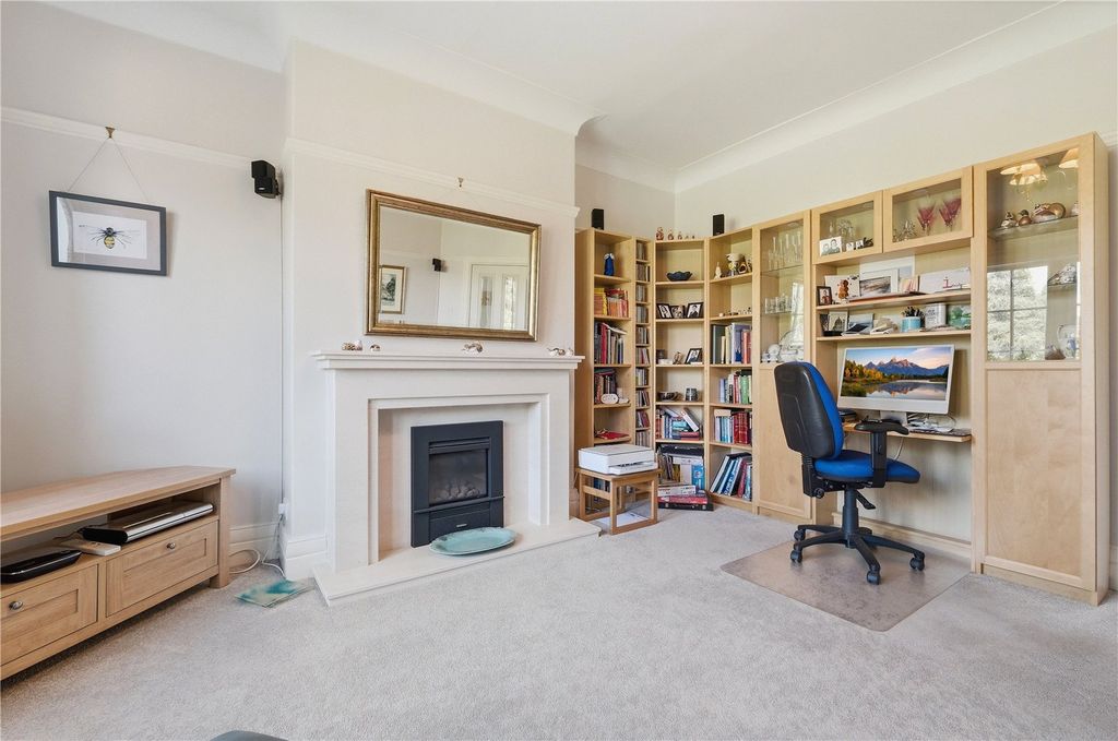 Property photo 3 of 39 Lounge