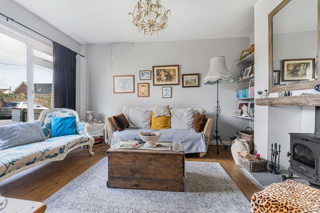 Property photo 3 of 25 Sitting Room (2)