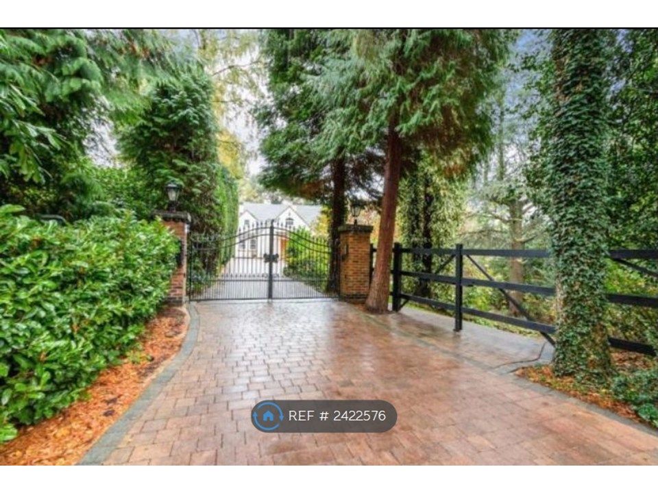 Property photo 3 of 32 Front Gates (To 2 Driveways)