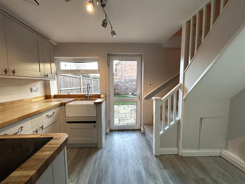 Property photo 3 of 11 Kitchen