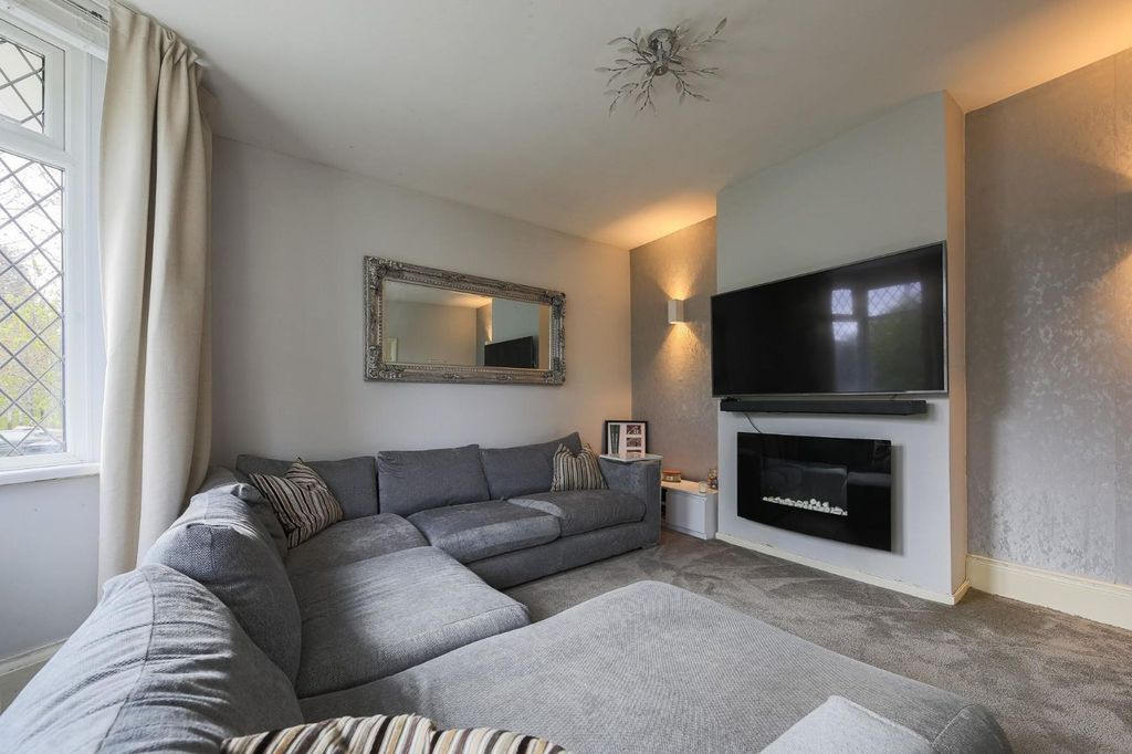 Property photo 2 of 22 Lounge.Jpg