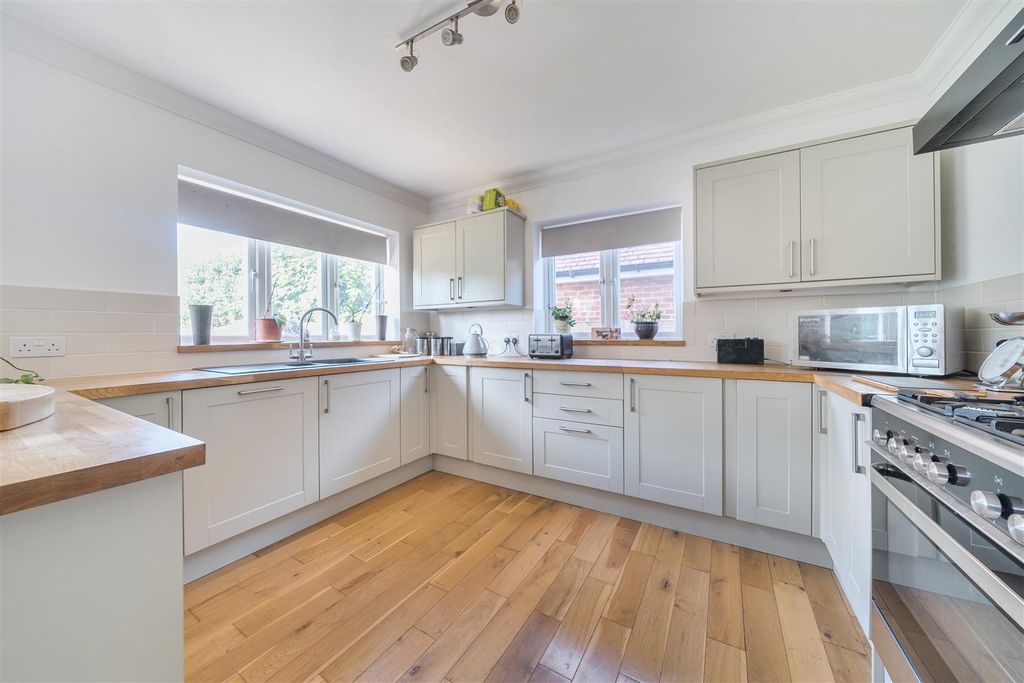 Property photo 2 of 19 Kitchen