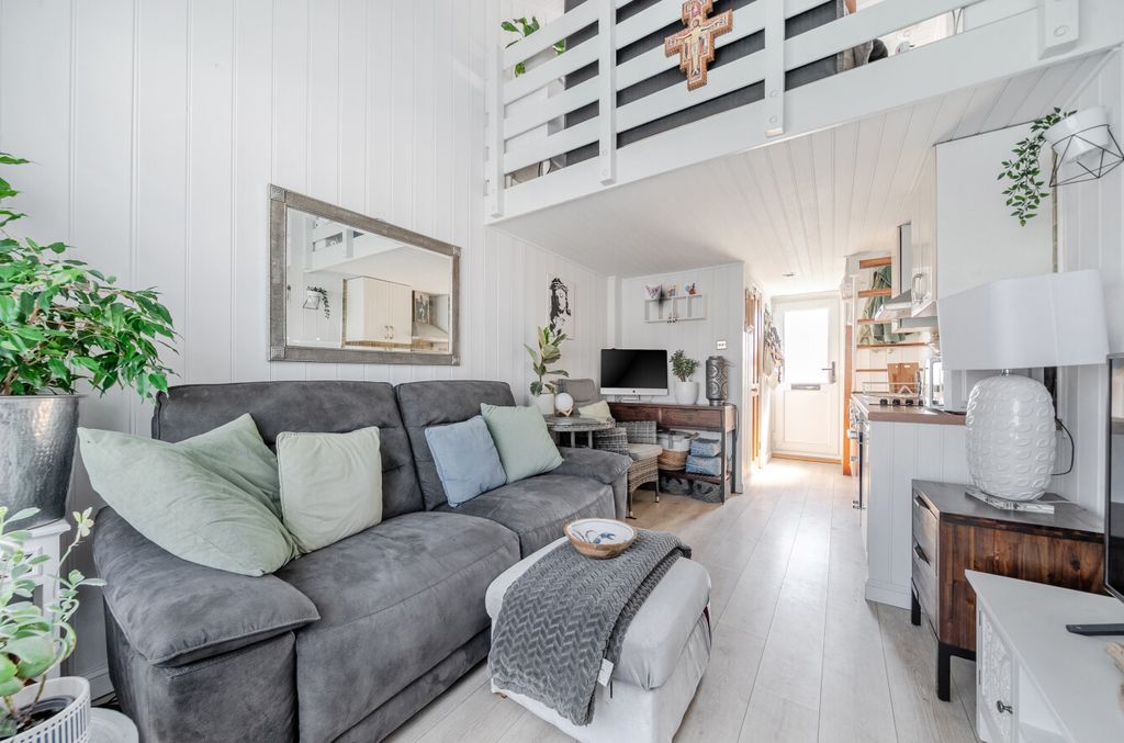 Property photo 2 of 14 1492658-9-6A560d3...
