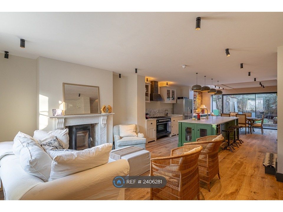 Property photo 2 of 31