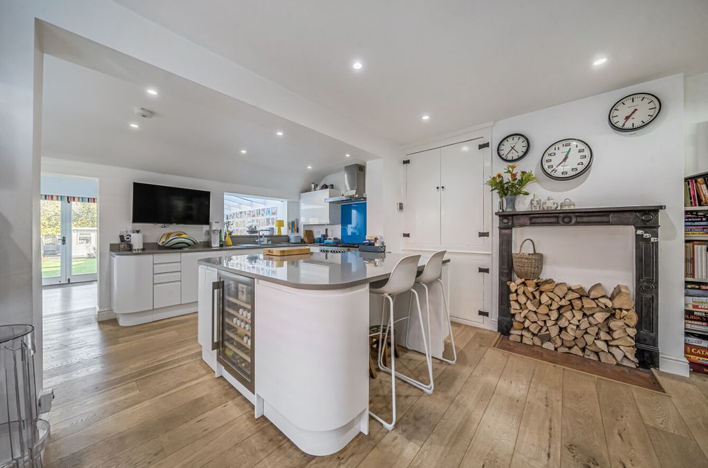 Property photo 2 of 21 1385074-21-6925cc...