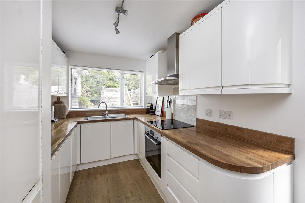 Property photo 3 of 17 Kitchen