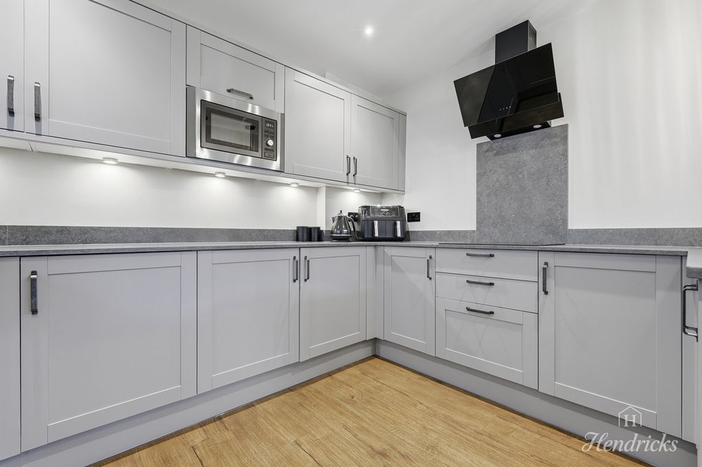 Property photo 3 of 32