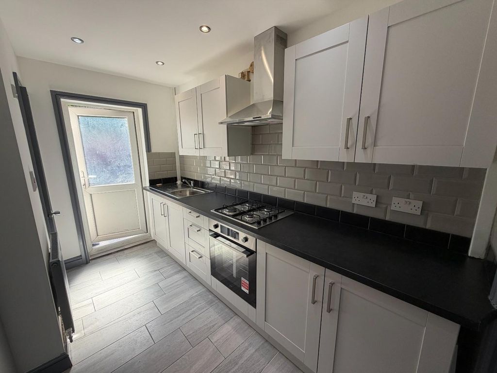 Property photo 3 of 9 Kitchen