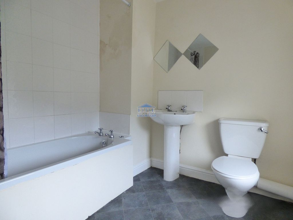 Property photo 3 of 13 Bathroom