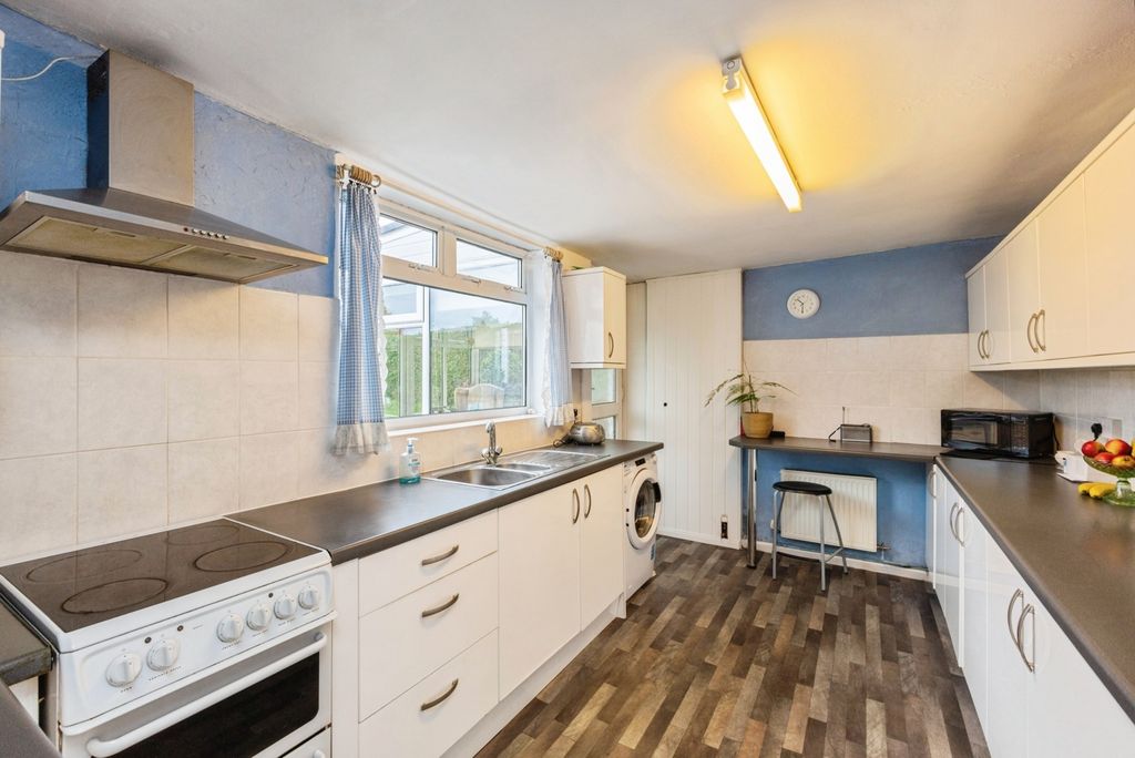 Property photo 3 of 17 Kitchen