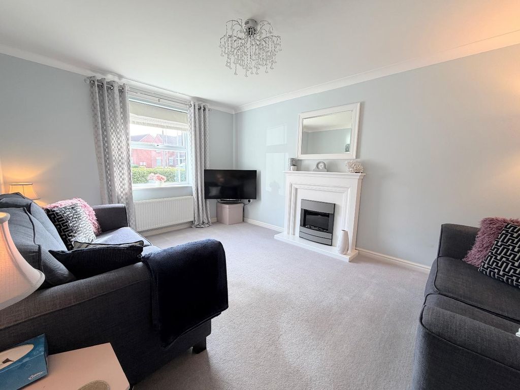 Property photo 2 of 18 Lounge