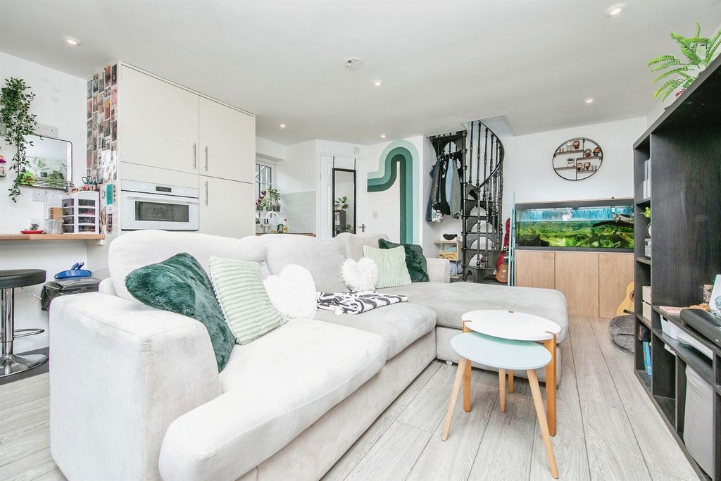 Property photo 3 of 21